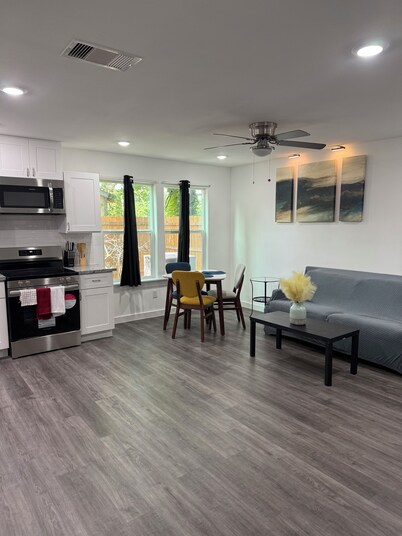 Modern luxe townhome
-15 minutes away from downtown