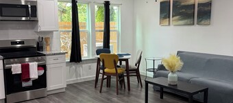 Modern luxe townhome
-15 minutes away from downtown