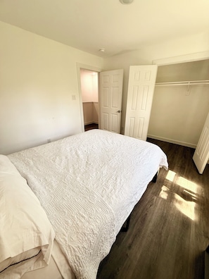 3 quartos, ferros/tábuas de passar roupa, Wi-Fi, roupa de cama