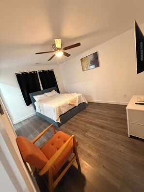 3 habitaciones, tabla de planchar con plancha, wifi y ropa de cama