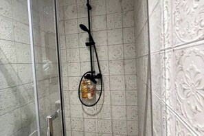 Douche, séchoir à cheveux, serviettes fournies, savon