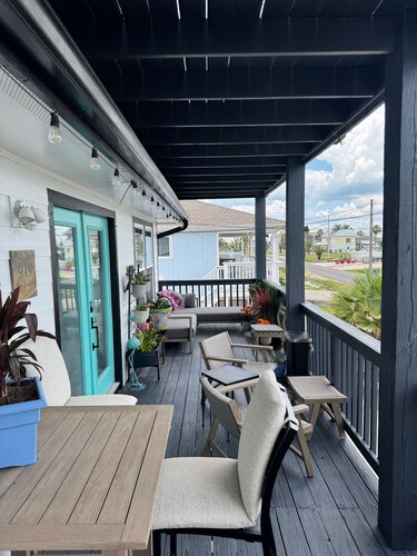  Bay Paradise with Views.  Sleeps 4, Pets welcome, steps away from fishing piers