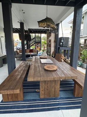 Outdoor dining -  Bay Paradise with Views.  Sleeps 4, Pets welcome, steps away from fishing piers (Rockport)