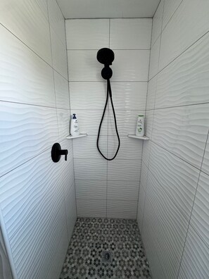 Shower, hair dryer, towels, soap -  Bay Paradise with Views.  Sleeps 4, Pets welcome, steps away from fishing piers (Rockport)