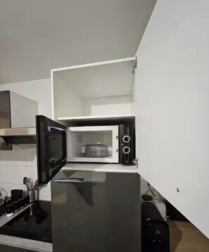 冷蔵庫、電子レンジ、オーブン、コンロ