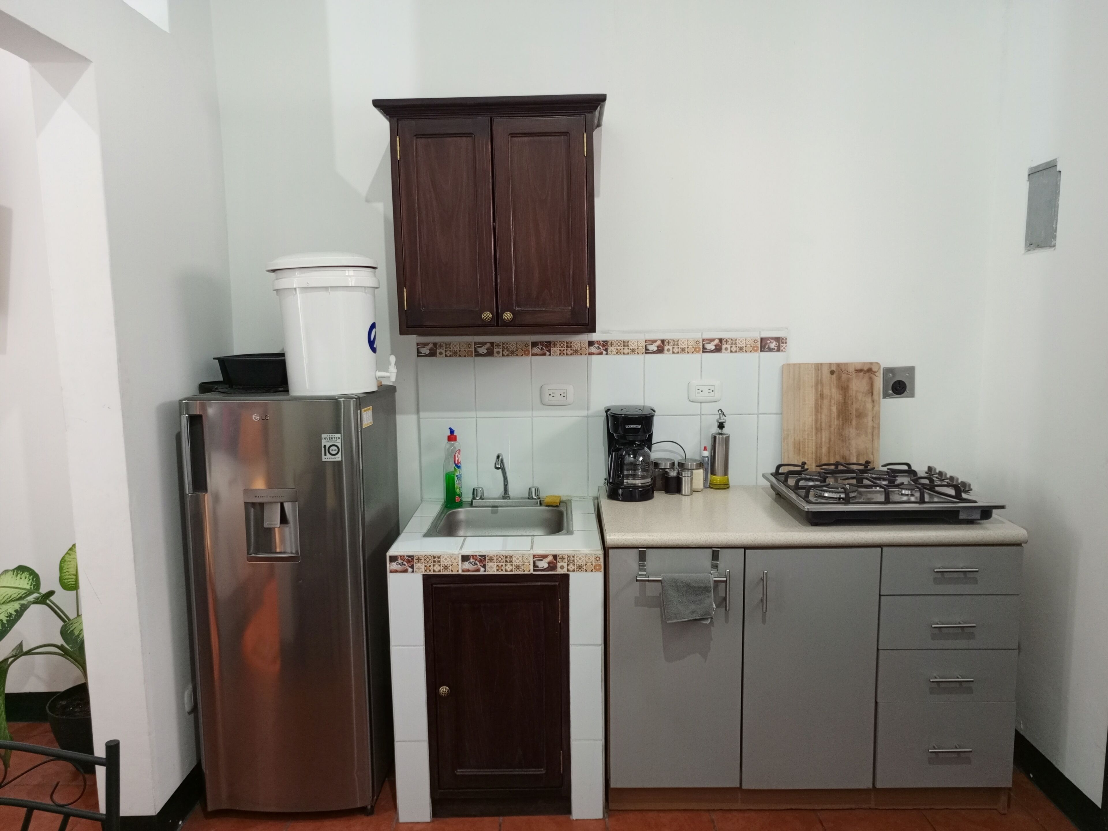 Placa de cocina, cafetera o tetera, utensilios de cocina y especias