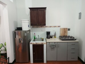 Stovetop, coffee/tea maker, cookware/dishes/utensils, spices
