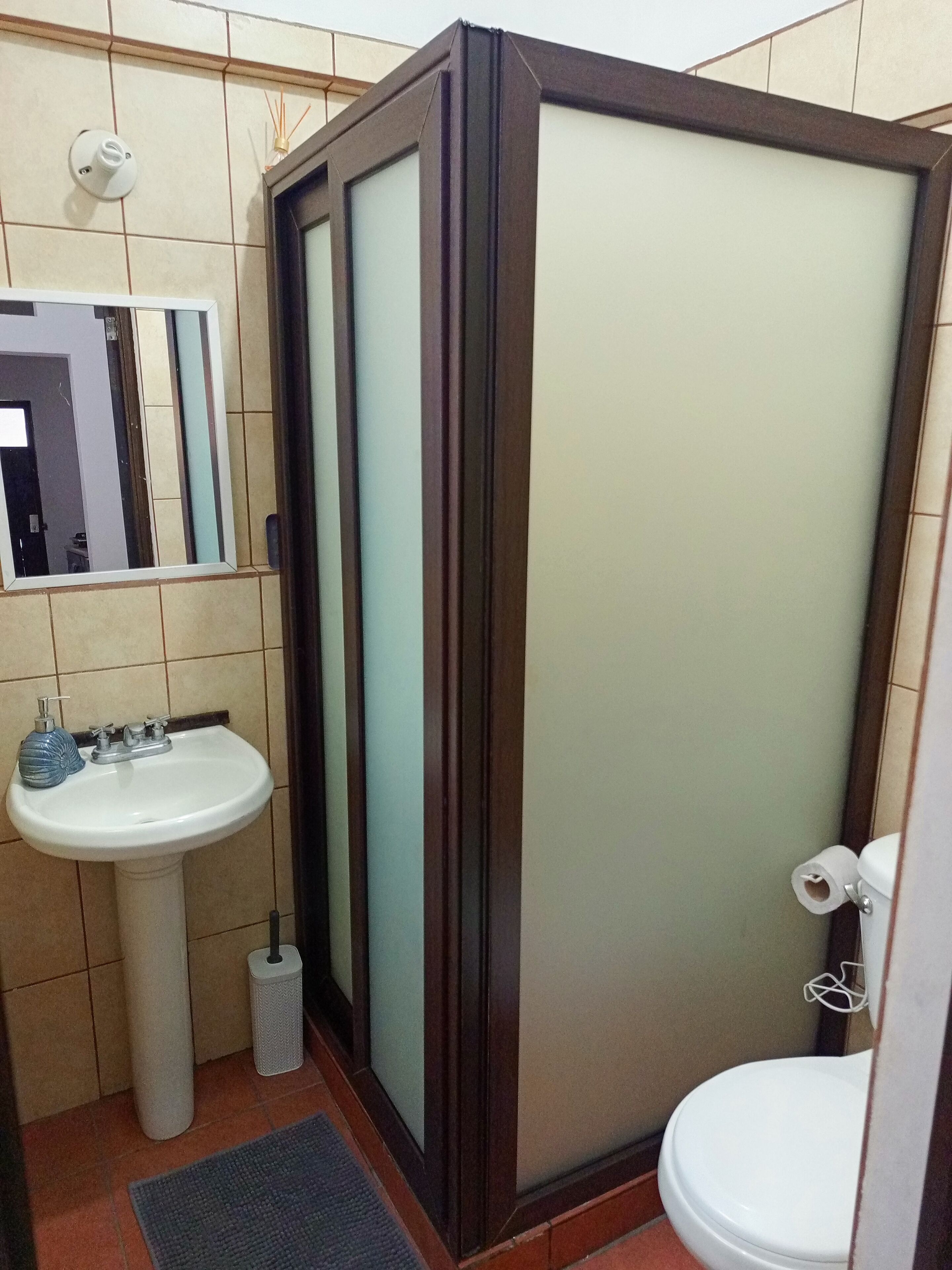 Ducha, toallas, jabón y champú