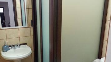Ducha, toallas, jabón y champú