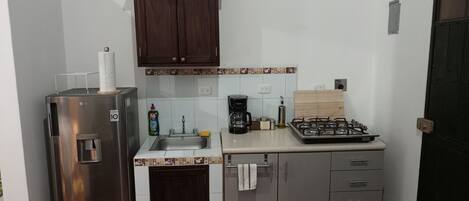 Parrilla de estufa, cafetera y tetera y utensilios de cocina