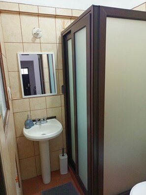 Dusj, håndklær, såpe og sjampo