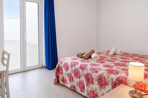 A hotel room with a bed, a desk, a lamp, and a view through a window. - Cristal Retreat Pool & Padel, Galatina, Italy (Galatina)