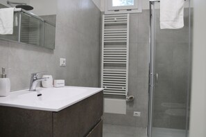 Dusche, Haartrockner, Bidet, Handtücher