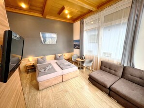 1 bedroom, free WiFi, bed sheets - Room 'Familienzimmer' with Lake View (Hagnau am Bodensee)