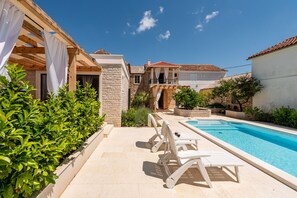 Pool - Apartment Varos 2+1 with shared pool (Ugljan)