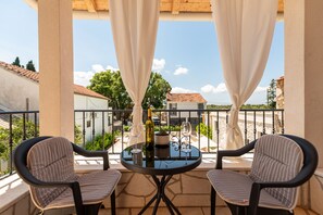 Outdoor dining - Apartment Varos 2+1 with shared pool (Ugljan)