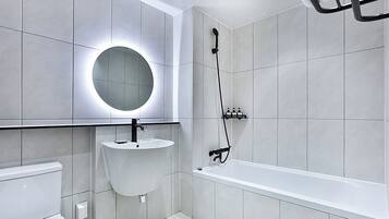 Elite Double Room | Bathroom | Free toiletries, hair dryer, towels, soap