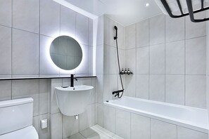 精品双人房 | 浴室 | 免费洗浴用品、吹风机、毛巾、肥皂