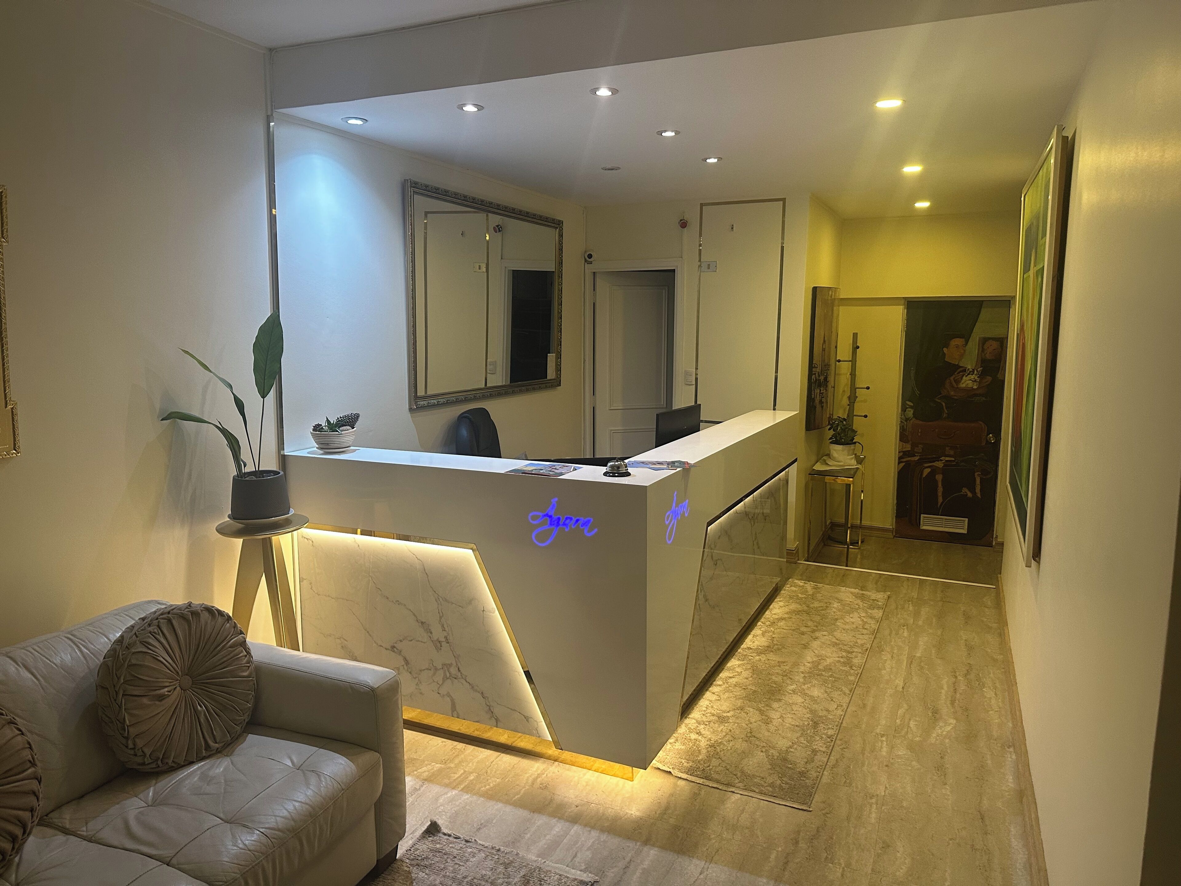 Room, 1 Queen Bed, Pets Allowed | Living area