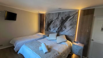 Habitación superior con 1 cama matrimonial o 2 individuales, 1 cama Queen size, se aceptan mascotas | Escritorio y wifi gratis