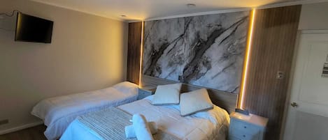 Quarto casal ou duplo superior, 1 cama Queen, aceita animais de estimação | Escrivaninha, Wi-Fi de cortesia