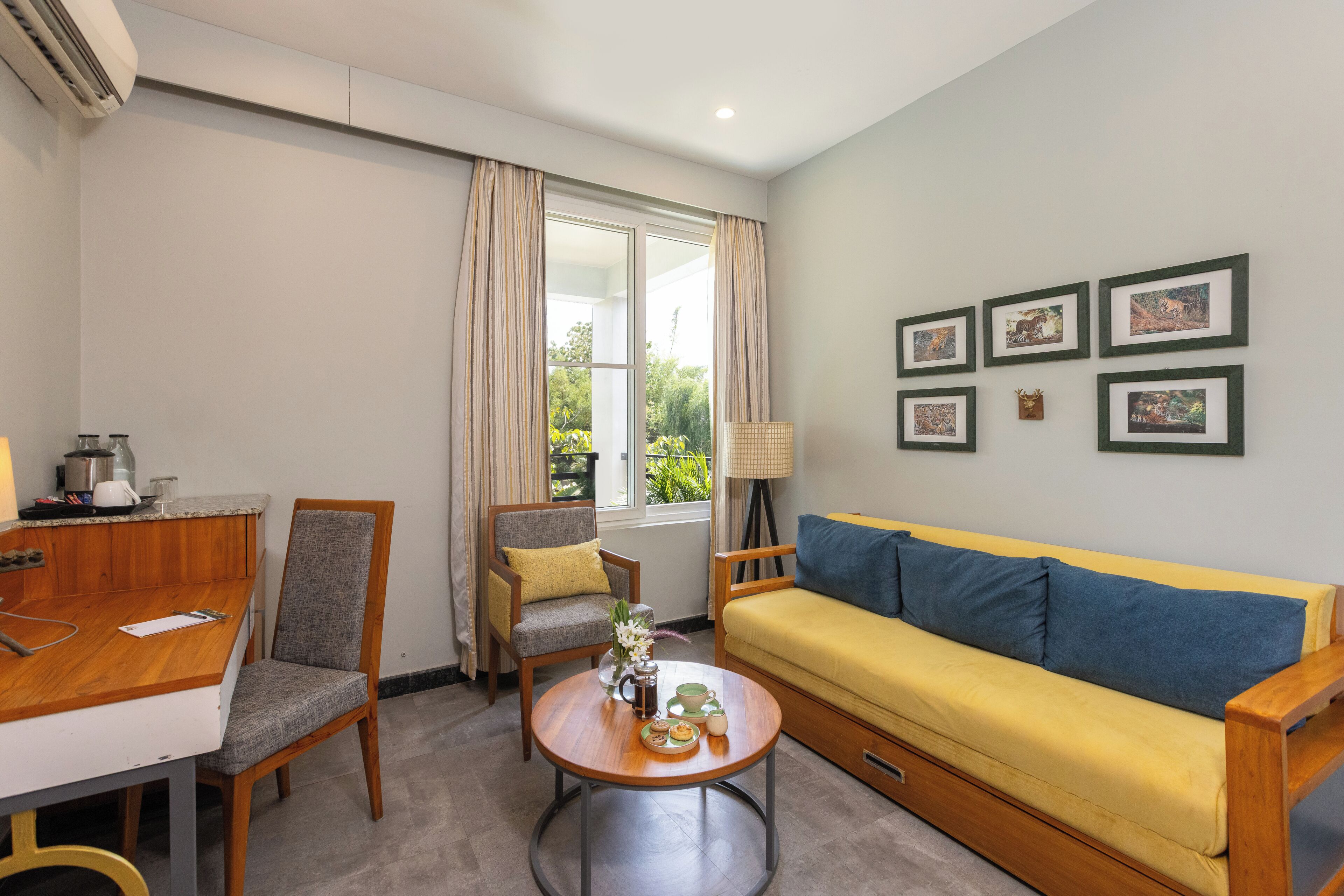 Suite Premier, vistas a la piscina | Escritorio, wifi gratis, ropa de cama