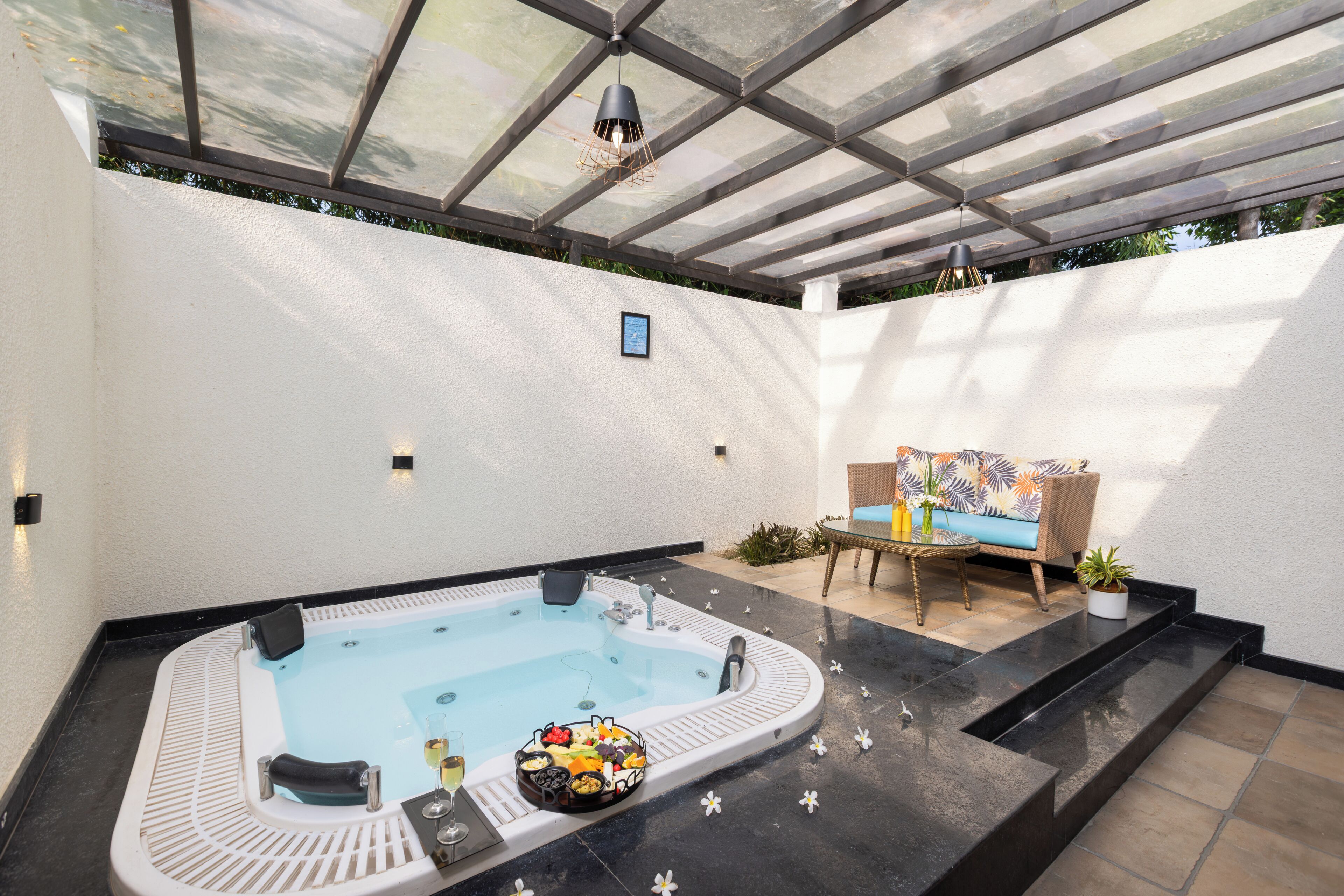 Indoor/outdoor pool