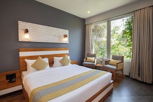 Premier Suite, Pool View | Desk, free WiFi, bed sheets