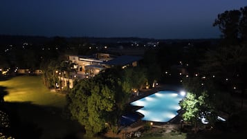 2 outdoor pools