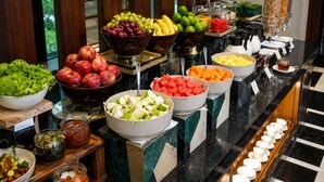 Een buffet met verschillende soorten fruit, groenten en toevoegingen.