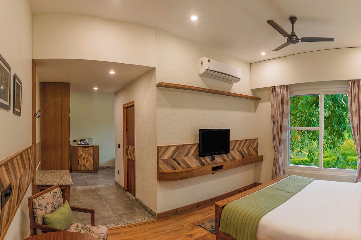 Gallery Suite, Garden View | 1 bedroom, desk, free WiFi, bed sheets