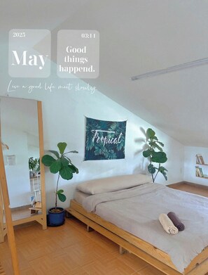 Escritorio, espacio para trabajar con laptop y cortinas blackout