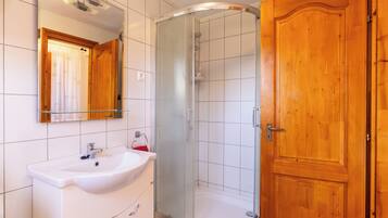 Dusche, Haartrockner, Bidet, Handtücher