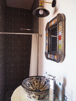 Habitación Confort, balcón, vista a la ciudad | Baño | Regadera, toallas, jabón, shampoo 