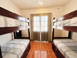 Dormitorio compartido clásico, balcón, vista a la ciudad | Tabla de planchar con plancha y ropa de cama 