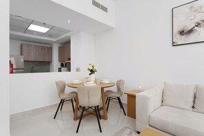 Deluxe-Apartment, 1 Schlafzimmer | Essbereich im Zimmer