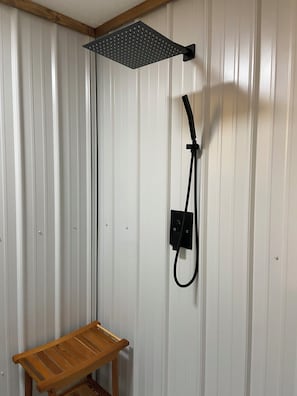 Douche, sèche-cheveux, serviettes fournies, savon