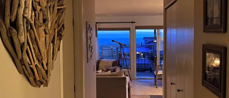 Een smart-tv en een open haard