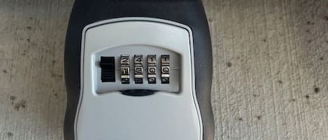 Un candado Master Lock sujeto a una barra de metal blanco.