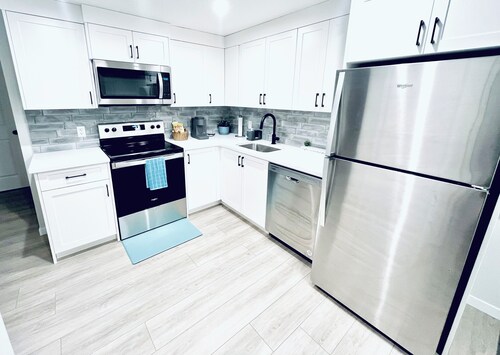 Cozy brand new 2-bedroom 1 bathroom abode near transit