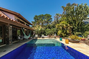 Outdoor pool - Beautiful Mansion in Asuncion (Vila Assunção Porto Alegre)