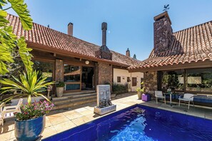 Outdoor pool - Beautiful Mansion in Asuncion (Vila Assunção Porto Alegre)