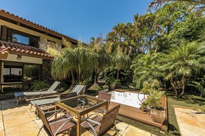 Outdoor dining - Beautiful Mansion in Asuncion (Vila Assunção Porto Alegre)