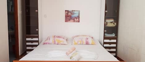 Free WiFi, bed sheets