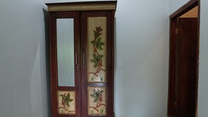 Un armario de madera con paneles decorativos de flores y una puerta corredera.