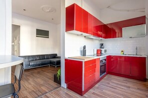 Kylskåp, mikrovågsugn, ugn och spishäll