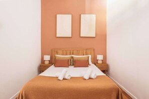 5 bedrooms, desk, iron/ironing board, WiFi