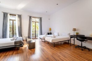 4 habitaciones, escritorio, tabla de planchar con plancha y wifi 