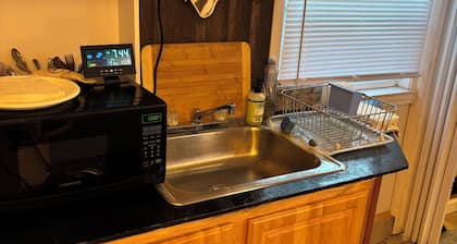 Cozy 1-bedroom guest house with WiFi, AC one mile to the beach! Walk to downtown