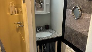 Douche, serviettes fournies, savon, papier toilette